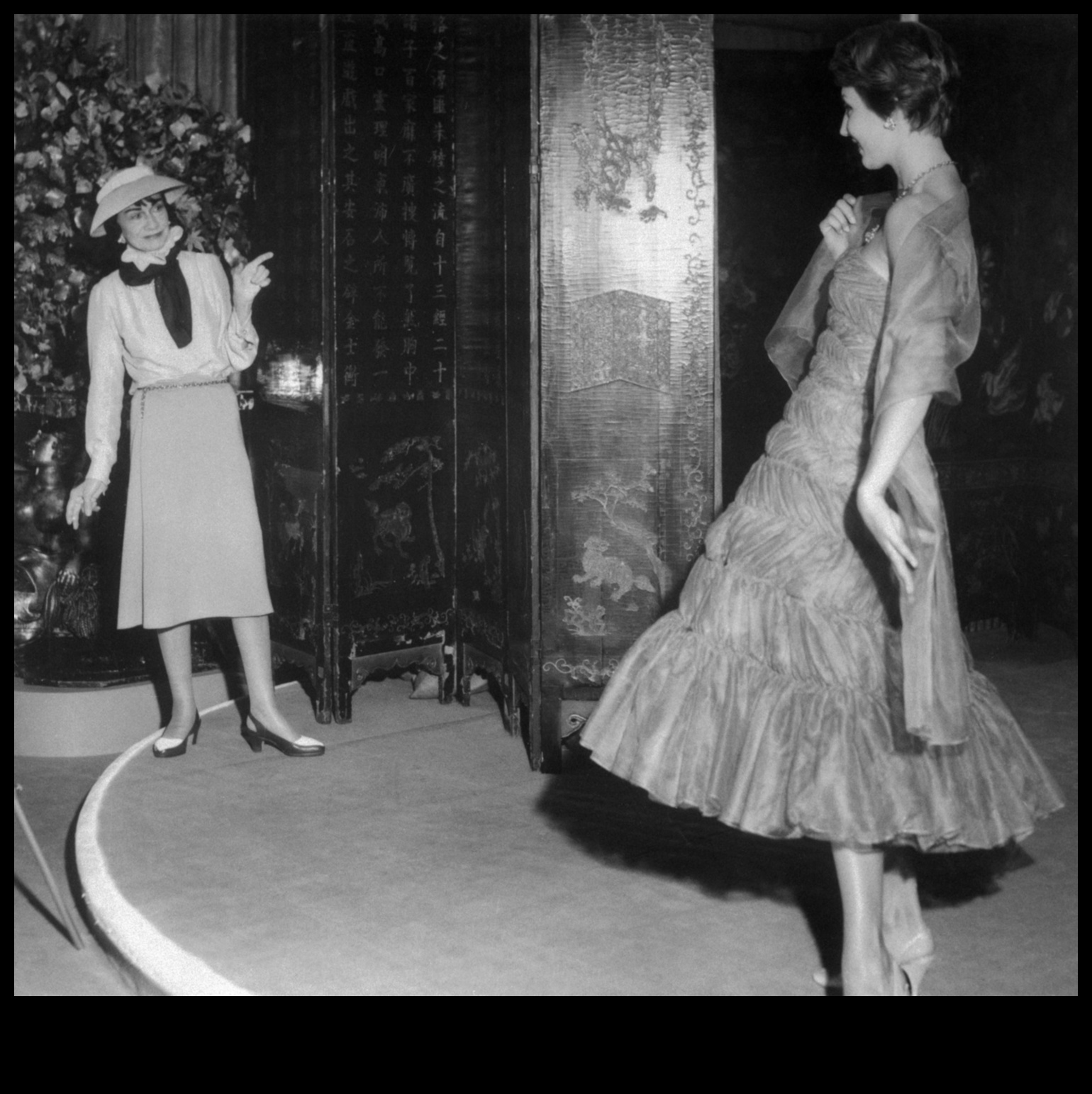 Couture Chronicles מסע ויזואלי של פאשניסטה לאורך העשורים 3 Couture Chronicles: A Fashionista's Visual Journey