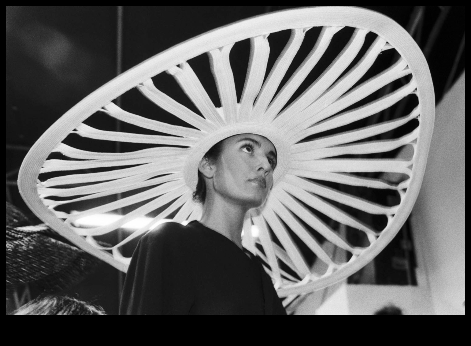 Couture Chronicles מסע ויזואלי של פאשניסטה לאורך העשורים 5 Couture Chronicles: A Fashionista's Visual Journey