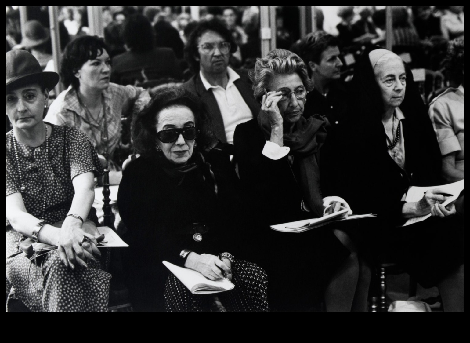 Couture Chronicles מסע ויזואלי של פאשניסטה בעשורים 4 Couture Chronicles: A Fashionista's Visual Journey