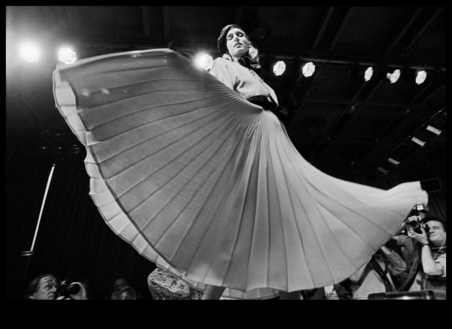 Couture Chronicles מסע ויזואלי של פאשניסטה לאורך העשורים 1 Couture Chronicles: A Fashionista's Visual Journey