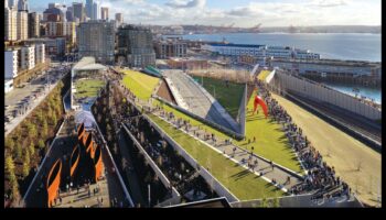 קווי רקיע מפוסלים: סיור בפלאים העירוניים